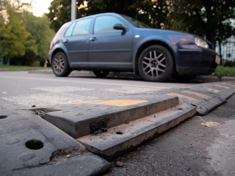 Лежачий полицейский. Лежачий полицейский текстура. Джили тугелла хрюканье лежачего полицейского. Лежачий полицейский текстура. Наехал на лежачего полицейского.