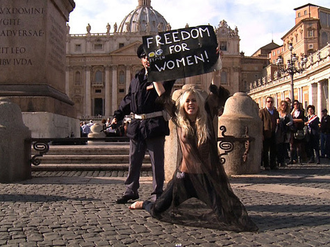 Очередную "голую" акцию девушки устроили в Ватикане