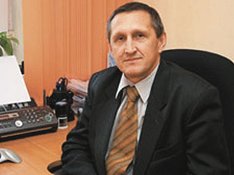 Его машину занесло на скользкой от мокрого снега дороге