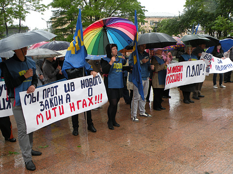 Владивосток отметил День России 12 июня скромно и под дождем