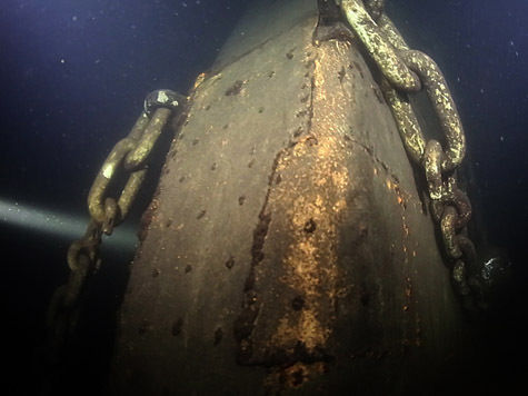 Поисковики-дайверы нашли на дне моря старинный линкор