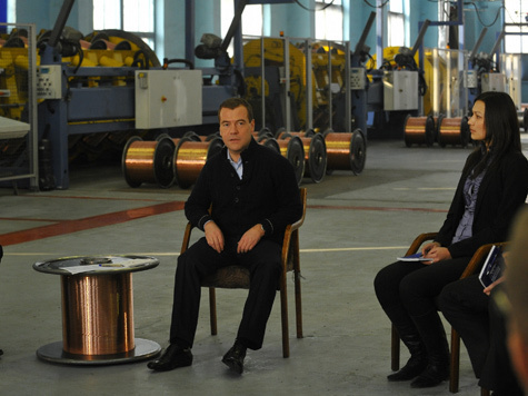 Сидя на фоне кабелей,  Медведев поразмышлял о шансах “медведей”