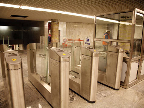 Установить турникеты на всех выходах со станций столичного метро, где их до сих пор нет, планирует в ближайшее время руководство подземки
