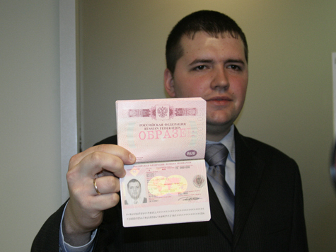 Фото человека с паспортом в руках и с пропиской