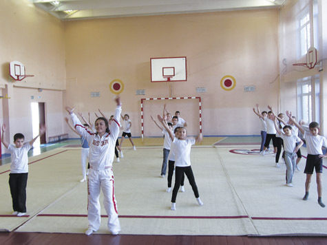 Мастер-класс для учащихся 705-й школы в Строгине провела президент Всероссийской федерации художественной гимнастики Ирина Винер