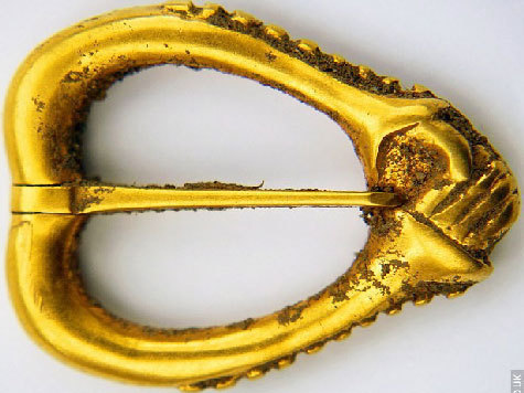 Британец Стэн Купер обнаружил при помощи металлодетектора редкую золотую брошь XIV века