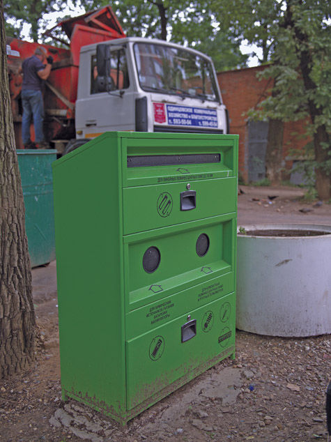 В поселке Лесной городок впервые в Московской области установили контейнеры для сбора люминесцентных ламп, батареек и ртутных термометров