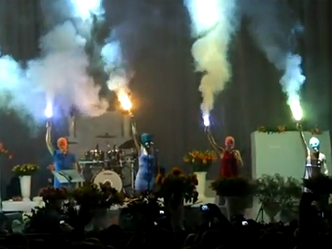 Оставшиеся на свободе участницы группы спели песню про Путина на концерте рок-группы Faith No More