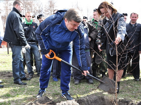 Сергей Колиух принял участие в восстановлении лесов на турбазе, пострадавшей прошлым летом от пожаров