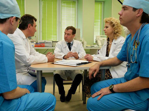 По итогам незапланированного визита в детскую поликлинику №89 Медведев узнал, сколько в среднем получает рядовой столичный педиатр