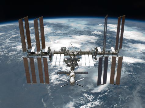 Второй раз в истории МКС "Союз" доставил космонавтов на станцию по так называемой "короткой схеме"