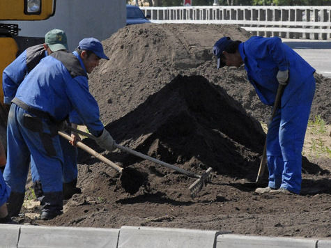 Избежать ответственности за попытку убийства своего земляка пытался в среду уроженец Азербайджана, забравшись на верх дома и угрожая в любую секунду прыгнуть оттуда