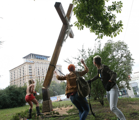 Хулиганки покусились на греко-католический крест