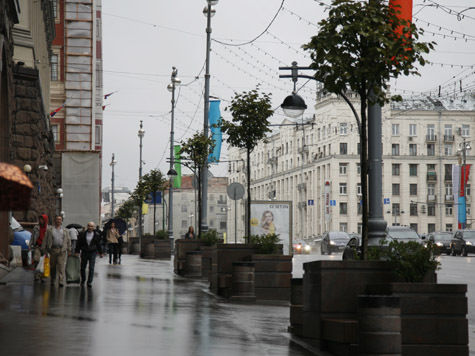 «МК» выяснял, во что действительно обошлась высадка деревьев на главной улице Москвы