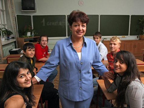 Московских учителей ожидает повышение зарплаты

