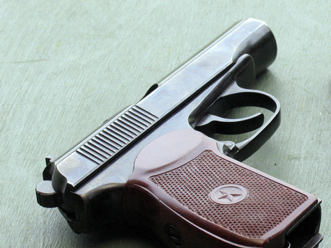 Двух собутыльников, стрелявших по машинам с балкона квартиры, задержали правоохранители