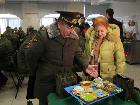 Московские учащиеся собирают продуктовые посылки в армию