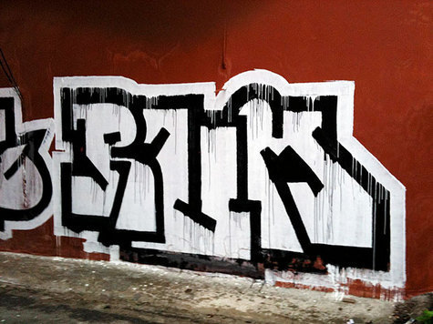 Хулиганы исписали столичные офисы оскорблениями