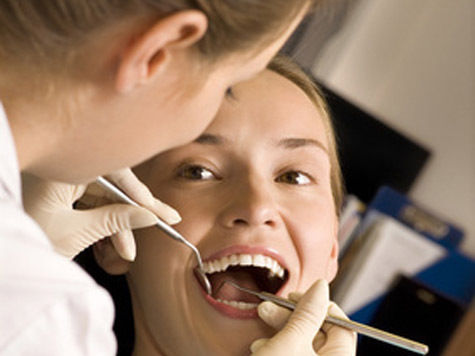 Ассистентку зубного врача уволили за чрезмерную привлекательность

