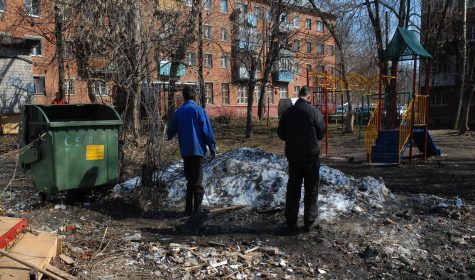 Детская площадка ждет "расселения" с мусорными бачками