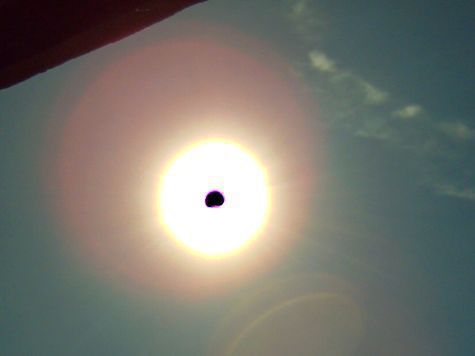 Сегодня утром в Хабаровске жители могли наблюдать частное солнечное затмение