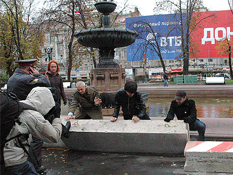 Москвичи вышли на защиту Пушкинской площади