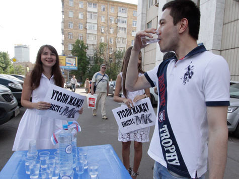 Москвичи обещали журналистам молиться за них Богу, напившись в жару на улице