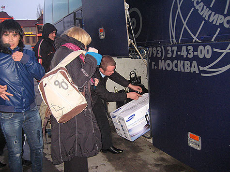 Спецкоры “МК” легко провезли в Москву “бомбу” с Кавказа в коробке с пылесосом: милиция в ходе проверок автобуса обирала курильщиков и пьяниц