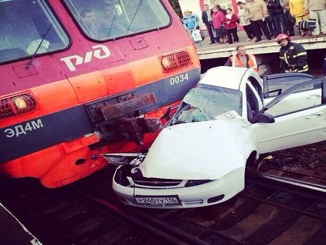 Автомобиль из Татарстана перекрыл движение поездов в Курском направлении