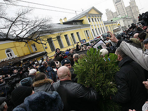 Дочь Гурченко, Олег Табаков и Дмитрий Нагиев сумели незаметно бросить по горсти земли на крышку гроба