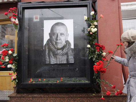 В ларьках рядом с театром на Таганке уже скупают цветы 
