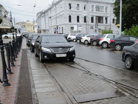 Стихийную автопарковку устроили на трамвайных путях на улице Рождественской