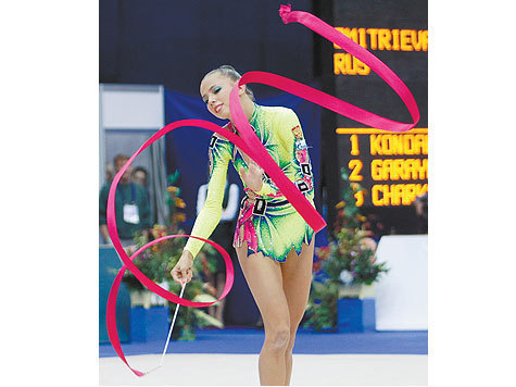 Московский чемпионат мира по художественной гимнастике высекает искры из ковра