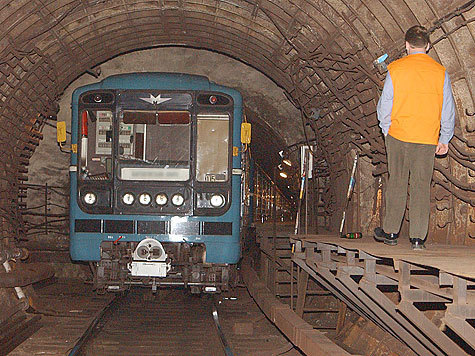 Труп, неизвестно как оказавшийся на перегоне между “Таганской” и “Павелецкой” станциями метро, был обнаружен в ночь на четверг обходчиками