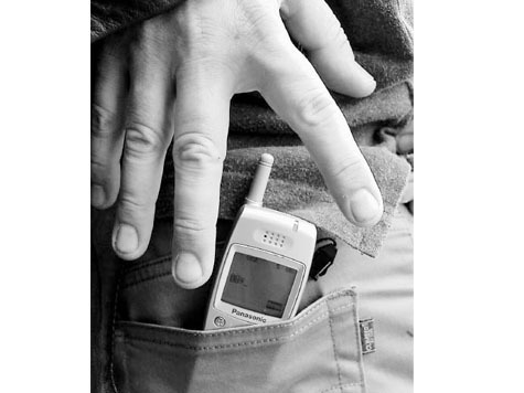 На краже дешевого мобильника попался недавно на севере столицы обеспеченный карманник, разъезжающий на дорогом “Ауди-ТТ” бирюзового цвета