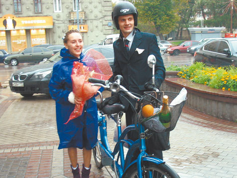 Вчера, во Всемирный день без машин, в столице состоялась велосипедная свадьба