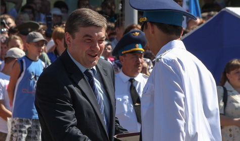 Глава Воронежа Сергей Колиух поздравил выпускников школ и офицеров ВАИУ с окончанием учебных заведений 
