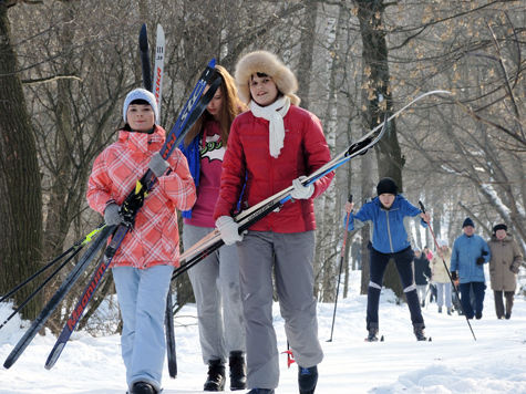 Приходить на занятия со своими лыжами запретили столичным школьникам