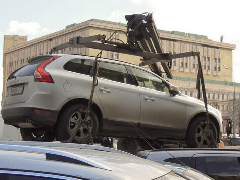 Автомобили в Москве станут страховать от повреждений при эвакуации