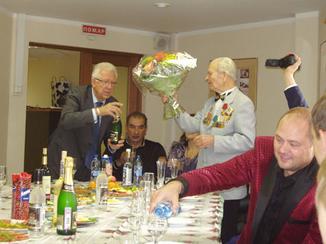Михаил Рожков загодя приглашает своих поклонников на свое 100-летие