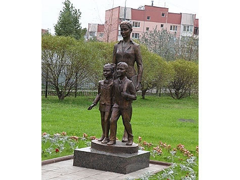 Памятник первой учительнице будет открыт сегодня на востоке столицы. Монумент установлен на территории школы №1925, что на Новокосинской улице