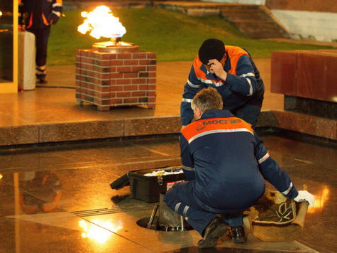В канун Дня Победы у Могилы Неизвестного Солдата прошла контрольная замена запальников горелки Вечного огня