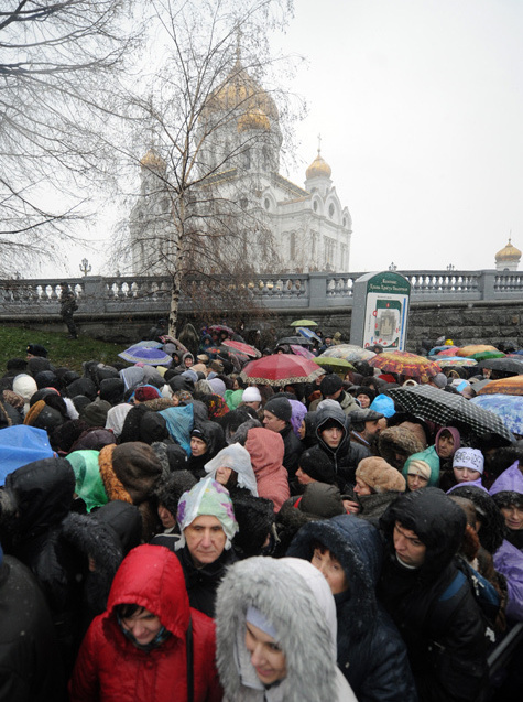 Массовое паломничество к христианской святыне осложнило дорожную ситуацию в Москве