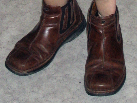 40-летний уроженец Узбекистана украл из магазина ботинки, поставив взамен на полку свои старые сапоги