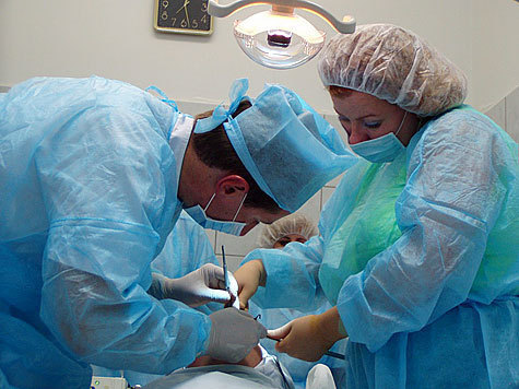 В ходе трехчасового хирургического вмешательства специалисты по очереди скрепили сломанные кости специальными титановыми пластинами