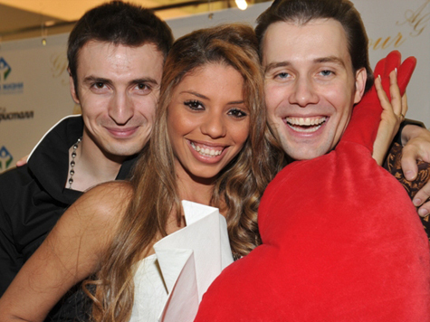 В День всех влюбленных на благотворительной акции известного по сериалу "Универ" актера Алексея Гаврилова звезды шоубиза поработали дизайнерами и смастерили авторские мягкие игрушки