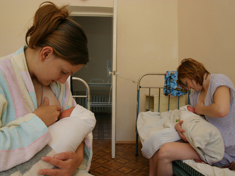 Рекордное число новорожденных зафиксировано в минувшем полугодии в России. Пошла на убыль и смертность россиян 