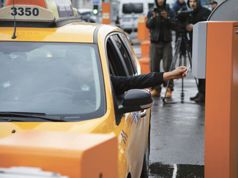 Власти раздали официальным таксистам специальные карточки учета