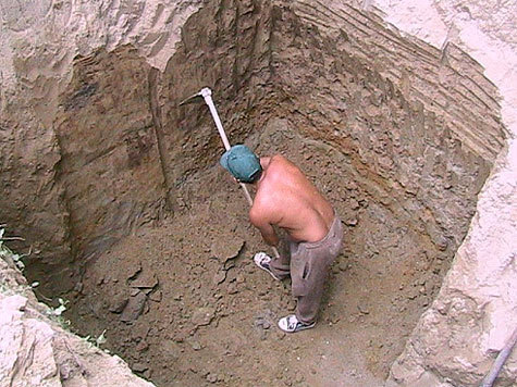 Должника заставили рыть себе могилу, после чего бросили его в яму и начали закапывать