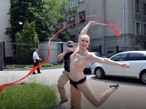 Акцию девушка устроила у посольства РФ в Киеве